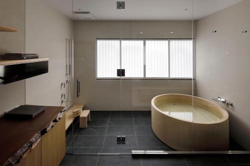 镰仓市modern ryokan kishi-ke的带浴缸和盥洗盆的大浴室