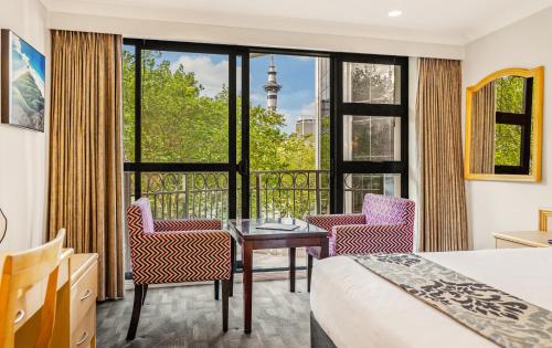 奥克兰Parkside Hotel & Apartments的酒店客房,享有艾菲尔铁塔的景色
