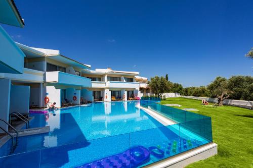 科林比亚莉迪亚马里斯度假酒店的房屋前的大型游泳池