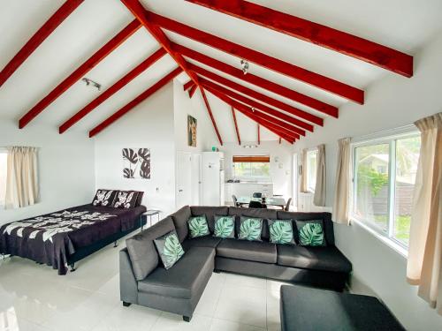 拉罗汤加Ocean Breeze Villa的客厅配有沙发和1张床