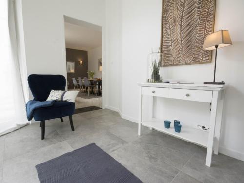波尔多La Chartreuse - Bordeaux的客厅配有椅子和白色梳妆台