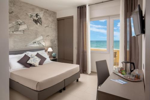 拉蒂纳米拉马雷酒店的一间卧室配有一张床,享有海景