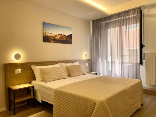 圣乔瓦尼·罗通多Hotel Sollievo的一间卧室设有一张床和一个大窗户