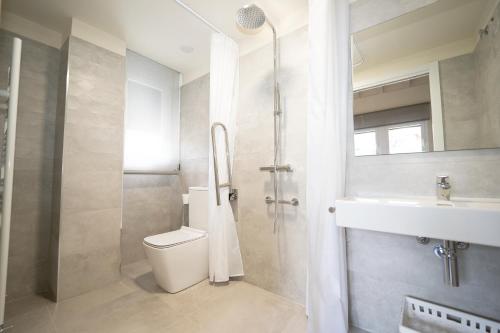 纳瓦莱诺Hotel Rural La Casa de Mis Abuelos的浴室配有卫生间、盥洗盆和淋浴。