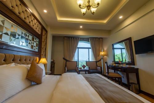 伊斯兰堡大陆特使酒店的酒店客房设有一张大床和一张书桌。