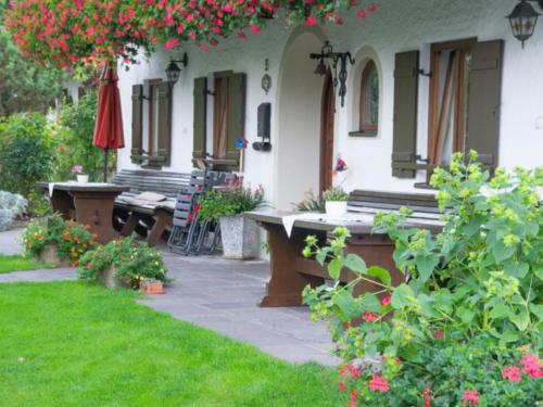 RottauHomerhof - Hofmann Johann junior的院子内有长椅和鲜花的房子