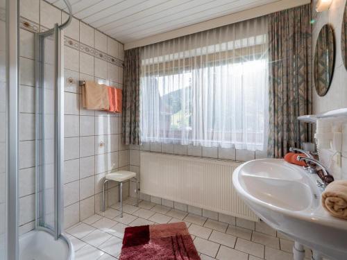 凯撒山麓舍福Landhaus Alpina的一间带水槽和淋浴的浴室