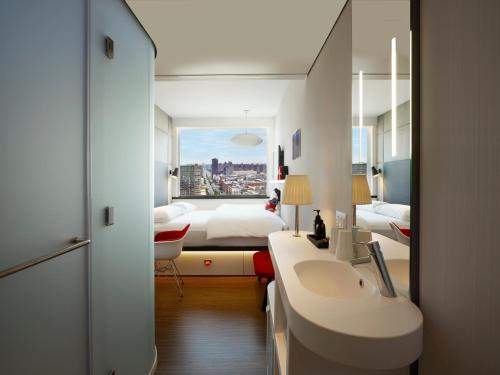 纽约纽约包厘街世民酒店的一间带水槽的浴室和一间带一张床的卧室