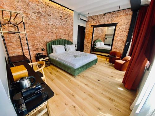 伊斯坦布尔RUZ Hotels的一间卧室设有一张床和砖墙