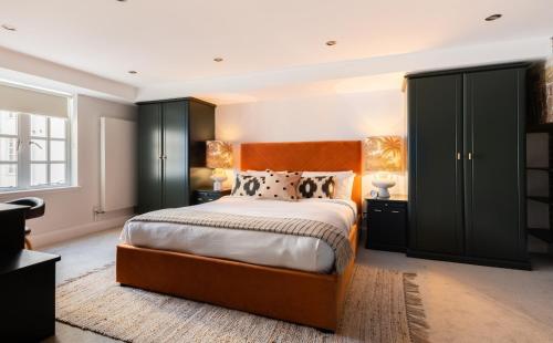 The Wapping Wharf - Modern & Bright 2BDR Flat on the Thames with Parking客房内的一张或多张床位