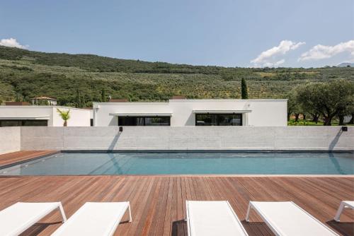 加尔达湖滨OLEEVA Garda Living的一座带游泳池和房子的别墅