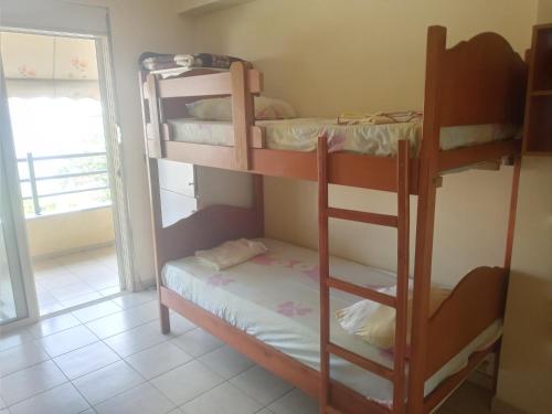 萨兰达Saranda Backpackers的一间卧室配有两张双层床。