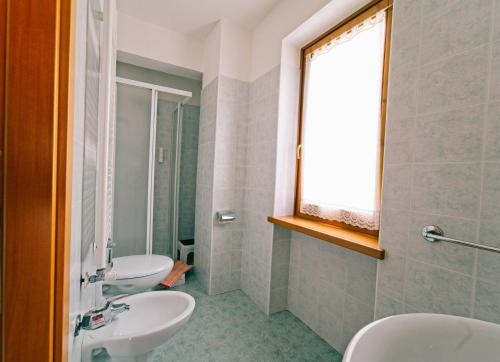 卡斯泰洛泰西诺Kapriol的一间带两个盥洗盆和窗户的浴室