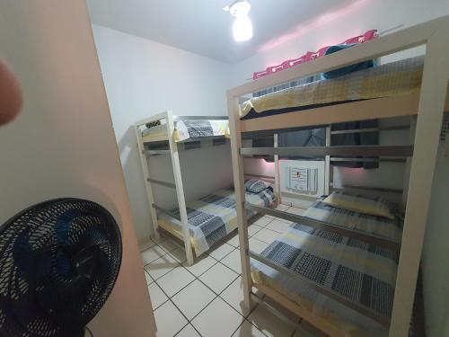 Apartamento quadra praia com vista mar客房内的一张或多张双层床