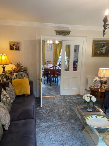 利斯纳龙科里里斯乡村酒店的客厅配有沙发和桌子