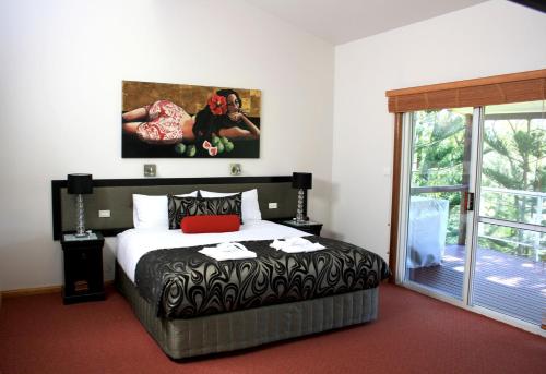 Cascade弗雷斯特考特悬崖顶度假屋的一间卧室设有一张床和一个窗口