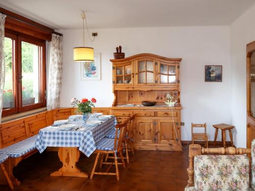 科雷多Apartment Pancheri by Interhome的厨房配有一张带蓝白桌布的桌子