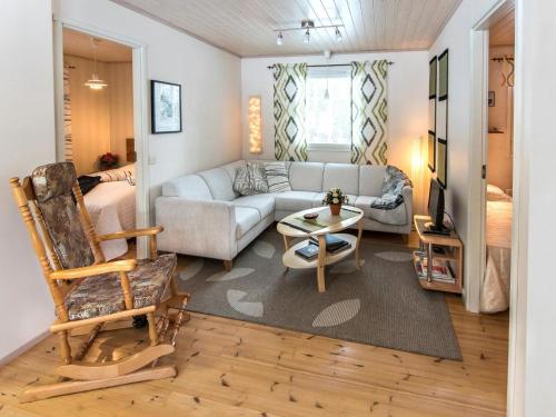 KyröHoliday Home Siula by Interhome的客厅配有沙发和椅子