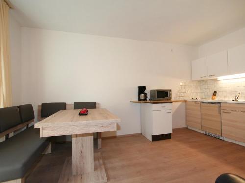 湖城Apartment Alpenrose-1 by Interhome的一间厨房,内设一张木桌