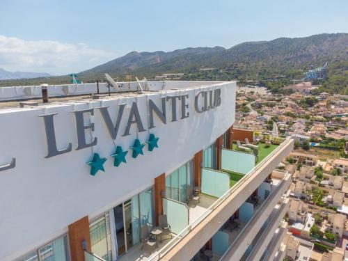 贝尼多姆Hotel BCL Levante Club & Spa 4 Sup - Only Adults Recomended的一座有复仇俱乐部标志的建筑