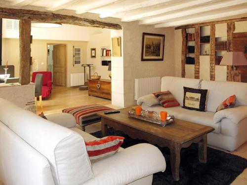 蒙特艾克斯Holiday Home La Marlaude - MNX201 by Interhome的客厅配有白色沙发和咖啡桌