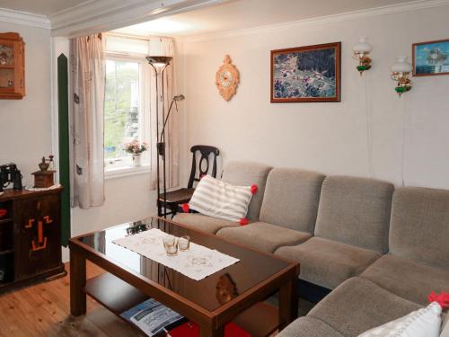 FlygansværHoliday Home Soltun - FJH633 by Interhome的带沙发和咖啡桌的客厅