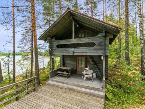 LohjaHoliday Home Ranta-iivari by Interhome的木板上的小屋