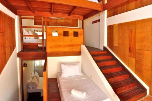 长滩岛长滩岛可可旅馆的小房间设有楼梯和一张双层床