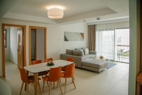 阿加迪尔Zephyr Agadir的客厅配有桌椅和沙发