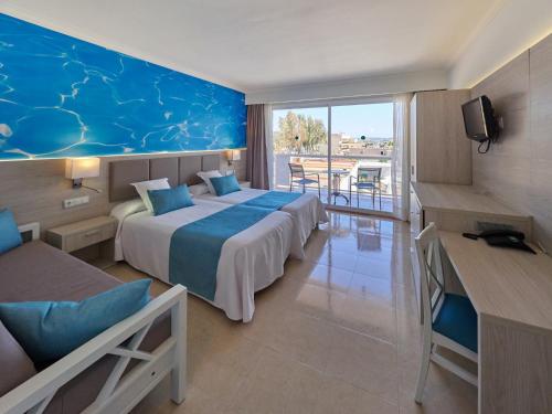 帕格拉Aparthotel y Hotel Paguera Beach的酒店客房设有一张床和一个大窗户