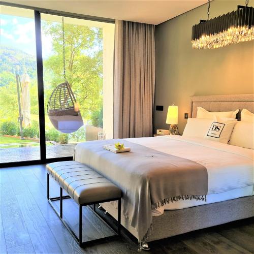 里巴多鲁杜罗套房乡村民宿的一间卧室设有一张大床和一个大窗户