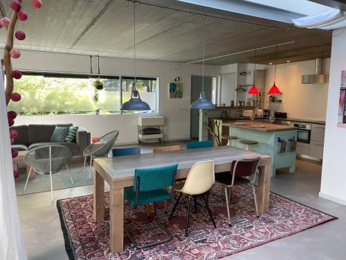 奈梅亨Studio In de Hoet的厨房以及带木桌和椅子的客厅。