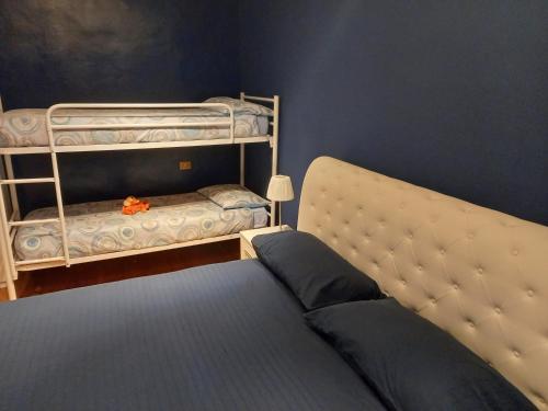 阿西西CASETTA delle ROSE的一间卧室配有两张双层床和一张床