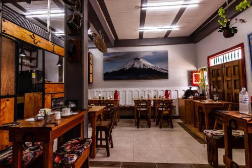 萨兰托IntiLuna Hostel的一间设有木桌的餐厅,墙上有山。