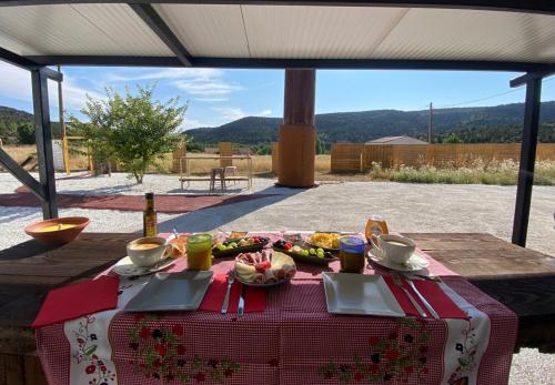 AblanqueBurbuja AntiSaturno - Glamping Alto Tajo的一张野餐桌,上面有食物和饮料