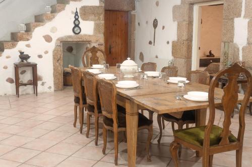 瑞达里那Can Torrelles的一间大型用餐室,配有木桌和椅子