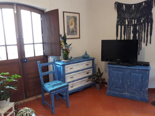 本萨夫林Agua de Sonho 2的客厅配有电视和蓝椅