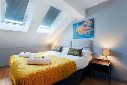 雷克瑟姆The Llangollen - Berwyn House的一间卧室配有一张带黄色床单和窗户的床。