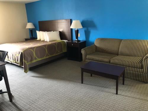 欧克莱尔Amerivu Inn & Suites的酒店客房,配有床和沙发