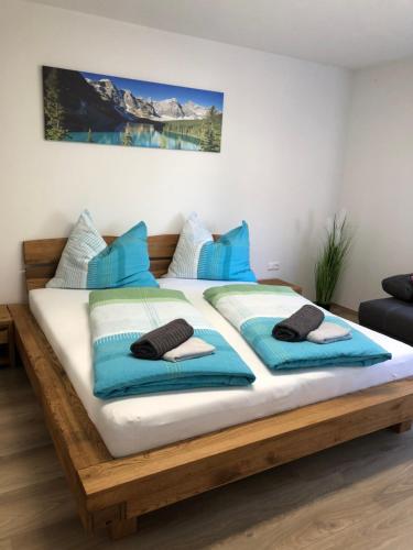 利恩茨Ferienwohnung CeLina的一间卧室配有一张带蓝色枕头的床。