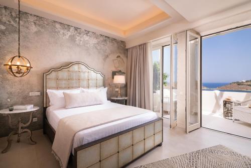 VourkariYdor Hotel & Spa by Sandglass的一间带大床的卧室和一个阳台