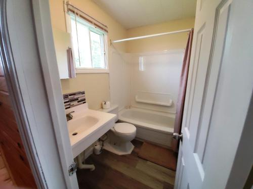 卡文迪西Boardwalk Motel的浴室配有盥洗盆、卫生间和浴缸。