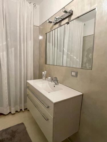 奥尔比亚Double A Luxury Apartment的一间带水槽和镜子的浴室