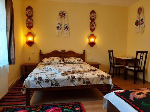瓦杜伊泽Casa Muntean的一间卧室配有一张床和一张桌子