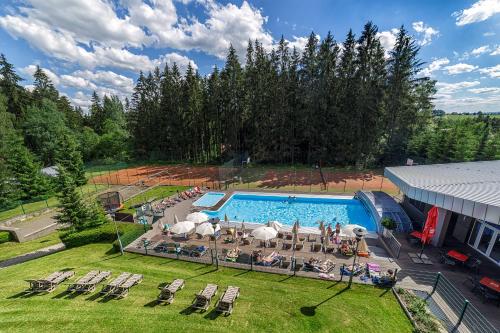 塞奇Hotel Jezerka的享有度假村游泳池的空中景致