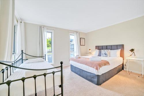 布里德波特Port View Escape的一间卧室设有两张床和两个窗户。