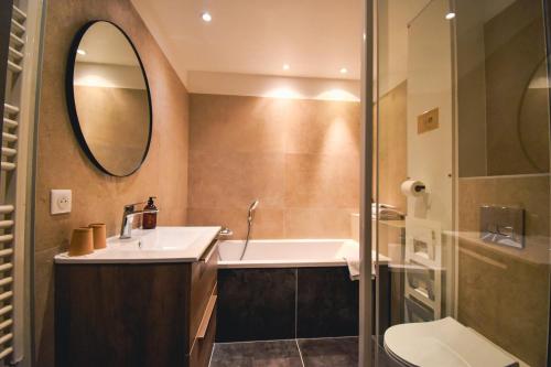 兰斯阿祖尔酒店的一间带水槽和镜子的浴室