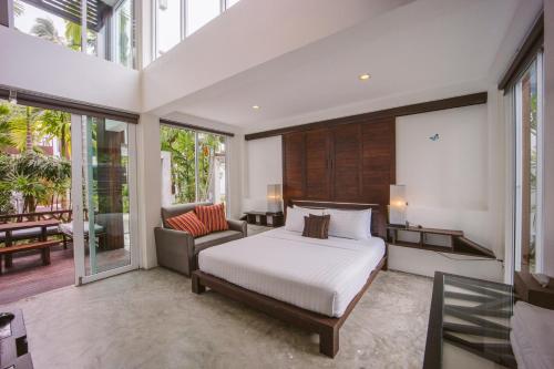 涛岛Sairee Hut Resort Koh Tao的一间卧室配有一张床、一张沙发和窗户。