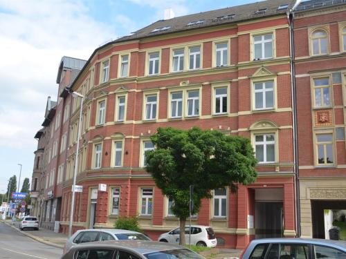 开姆尼茨Rothenberger的一座红砖建筑,前面停有汽车