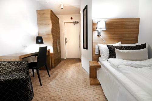 比约克利登山之旅馆的配有一张床、一张桌子和一张桌子的酒店客房